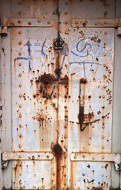 batteryYatesDoor1